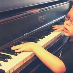 6-годишен сляп вундеркинд смайва с „Бохемска рапсодия“ на пиано и други класики