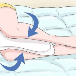 Защо е полезно да спите с възглавница между краката