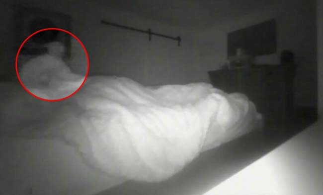 Камера-за-нощно-виждане-заснела-привидение-в-леглото
