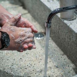 Китайски фармацевт споделя какво още трябва да правим, освен да си мием ръцете