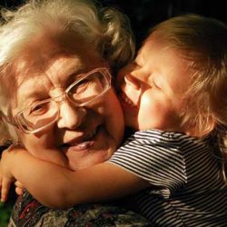 Децата, които имат силна връзка със своите баби и дядовци, са по-щастливи