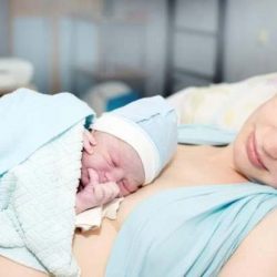 Защо веднага след раждането бебето се поставя върху корема на майката?