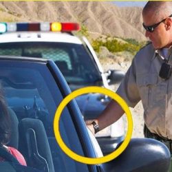 Защо в САЩ веднага след спиране полицаят докосва колата на нарушителя с ръка